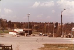 Huoltoasema Esso Asemanlammen vieressä vuonna 1978. Kuva: Mäntyharjun museo, kuvaaja: Hannu Heilio.