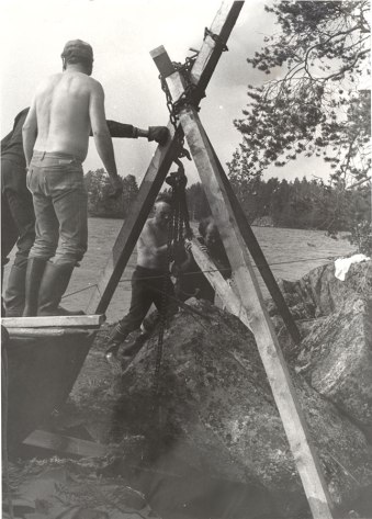 Savon ja Hämeen heimorajan muistomerkkikiven kuljetus Juolasveden saaresta vuonna 1981. Kuva: Mäntyharjun museo.