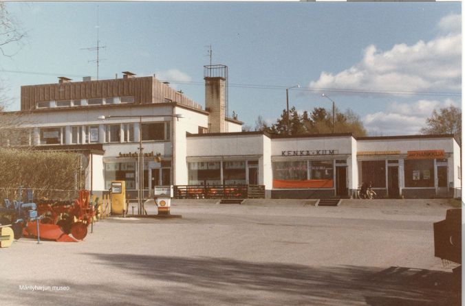Kantakrouvi, Kenkä-Kumi ja Hankkija Asemankylällä vuonna 1980. Kuva: Mäntyharjun museo, kuvaaja: Hannu Heilio.