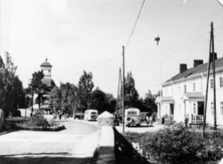 Salmela, kellotapuli ja lottien kioski kellotapulin etupuolella vuonna 1940. Kuva: Mäntyharjun museo.