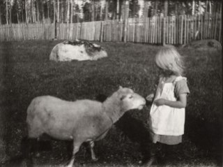 Tyttö ja lammas Mäntyharjussa 1920-luvulla. Kuva: Mäntyharjun museo.