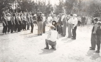 Tytöt vastaan ukot -pesäpallo-ottelu vuonna 1952. Kuva: Mäntyharjun museo.