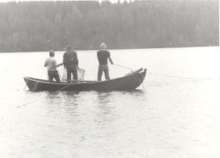 Kalastusta Nurmaan kylätoimikunnan kesäjuhlassa vuonna 1981. Kuva: Mäntyharjun museo, kuvaaja: Pauli Markkanen.