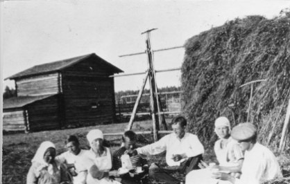 Kahvitauolla heinätöiden lomassa vuonna 1918. Kuva: Mäntyharjun museo.