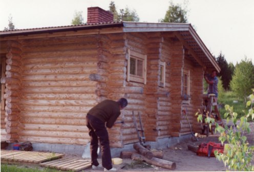 Hirsimökkiä rakennetaan kesällä 1983. Kuva: Mäntyharjun museo, kuvaaja: Hannu Heilio.