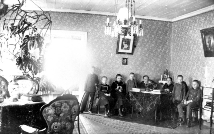 Viktor Bernerin perhe Iso-Pappilan salissa 1900-luvun alussa. Kuva: Mäntyharjun museo.