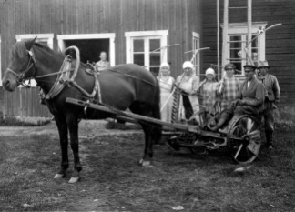 Heinäntekoon lähdössä, kuvassa hevosvetoinen niittokone. Kuva: Mäntyharjun museo.