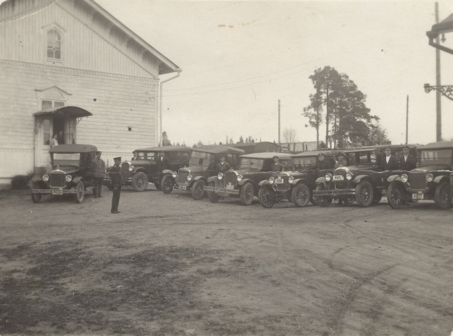 Autoja Mäntyharjun asemalla 1920-1930-luvulla. Kuva: Mäntyharjun museo.