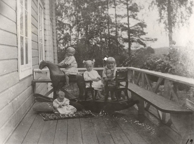 Lapsia Iso-Pappilan takakuistilla vuonna 1913. Kuva: Mäntyharjun museo.