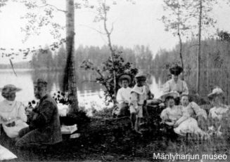 Retkeläisiä Selkäsaaressa 1890-luvun lopussa. Kuva: Mäntyharjun museo.