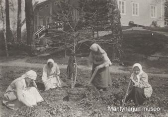 Pappilan puutarhassa 1910-luvulla. Kuva: Mäntyharjun museo.