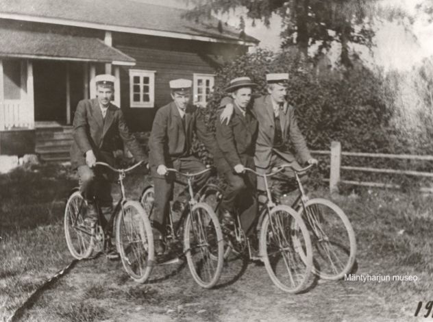 Pyöräilijöitä väentuvan edessä vuonna 1913. Kuva: Mäntyharjun museo.