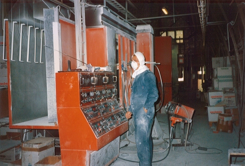Maalausta Vakiometallin tehtaalla vuonna 1994. Kuva: Vakiometalli Oy.