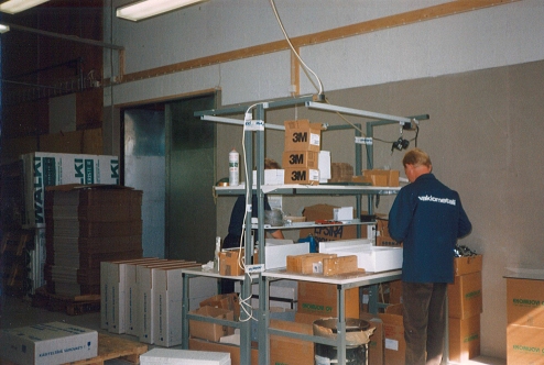 Vakiometallin työntekijöitä työvaatteissaan vuonna 1994. Kuva: Vakiometalli Oy, Mäntyharjun museon teollisuusperintökeruun satoa.