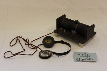 Kidekone ja kuulokkeet, joita käytettiin radion kuunteluun 1920-1930-luvuilla ennen sähköradioiden yleistymistä.